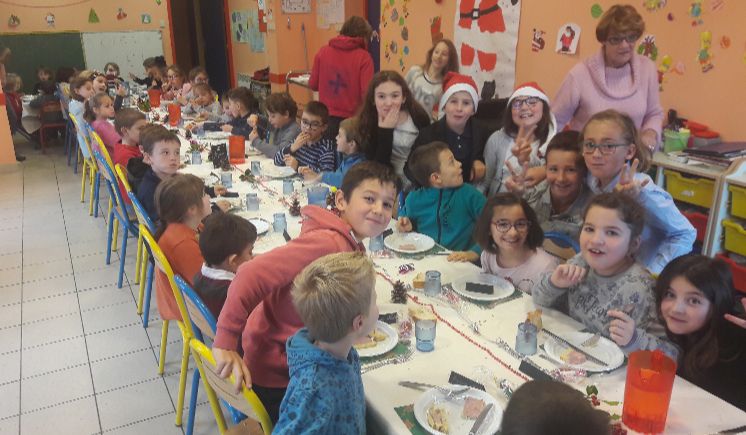 Une belle tablée d’enfants pour le repas de Noël à la cantine